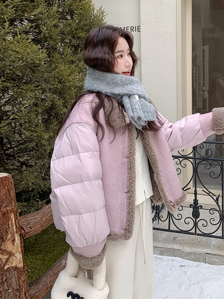 Утепленная белая пуховая куртка для женщин, теплая зимняя куртка с фиолетовым мехом и кожаными вставками, повседневная свободная модель
Утепленная белая пуховая куртка для женщин, теплая зимняя куртка с фиолетовым мехом и кожаными вставками, повседневная свободная модель