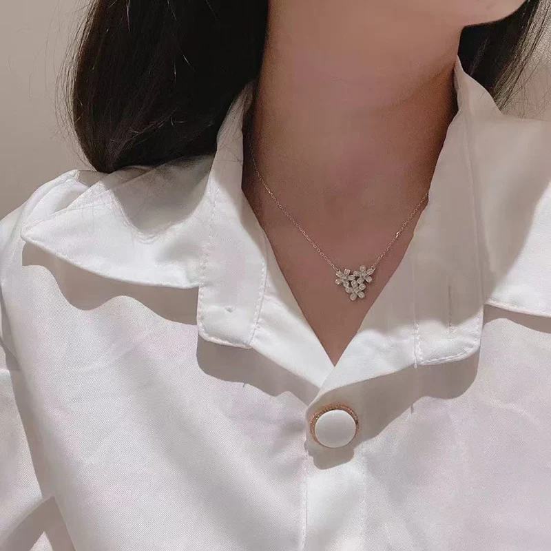 New S925 Pure Silver Three Flower Necklace with Zircon Inlay, Fashionable and Elegant Flower Women's Jewelry
New S925 Pure Silver Three Flower Necklace with Zircon Inlay, Fashionable and Elegant Flower Women's Jewelry