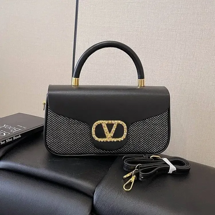 2025 New Fashion Luxury V-shaped Women's Casual High - end Shoulder Bag
2025 New Fashion Luxury V-shaped Women's Casual High - end Shoulder Bag