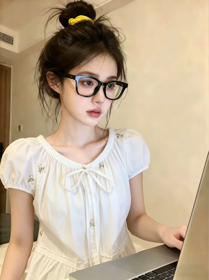 Korean Style Floral Print Belted round Neck Short Sleeve Shirt Women's Summer New Gentle Thin Top Self-Keeping Model Silk Blouse
Korean Style Floral Print Belted round Neck Short Sleeve Shirt Women's Summer New Gentle Thin Top Self-Keeping Model Silk Blouse
