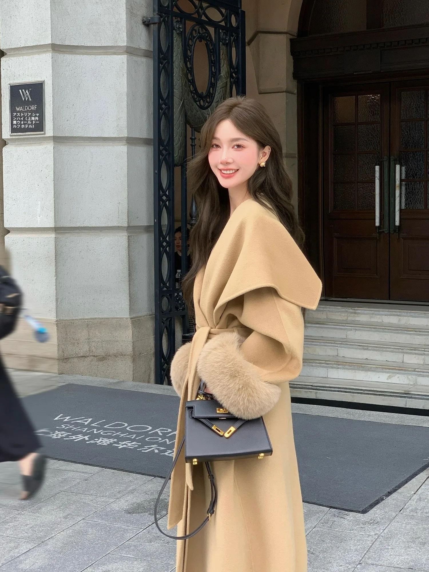 LM Godd Double-Faced Camere Woolen Coat with Fur Sves Mid-Length Ele Sle for Autumn And Winter
LM Godd Double-Faced Camere Woolen Coat with Fur Sves Mid-Length Ele Sle for Autumn And Winter