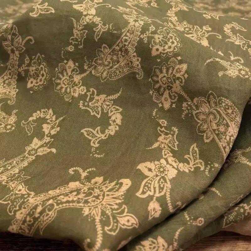 Green linen printed fabric can be used to make dresses, robes, shirts and other clothing, and can be handmade by oneself.
Green linen printed fabric can be used to make dresses, robes, shirts and other clothing, and can be handmade by oneself.