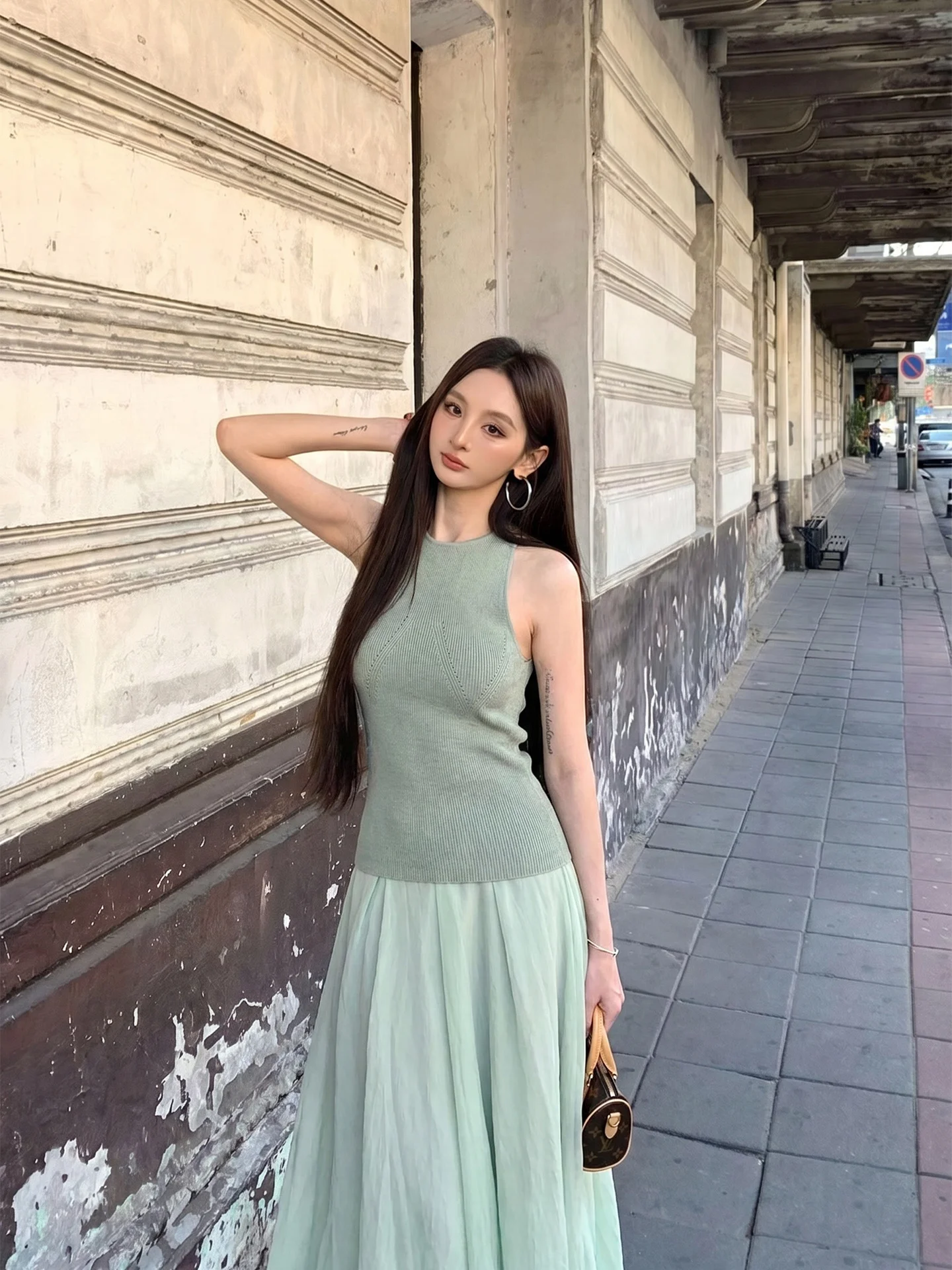 Slim Fit Knitted Vest And High Waist A-Line Long Skirt Set for Women Summer Casual Wear Comfortable Breathable Two Piece Suit
Slim Fit Knitted Vest And High Waist A-Line Long Skirt Set for Women Summer Casual Wear Comfortable Breathable Two Piece Suit