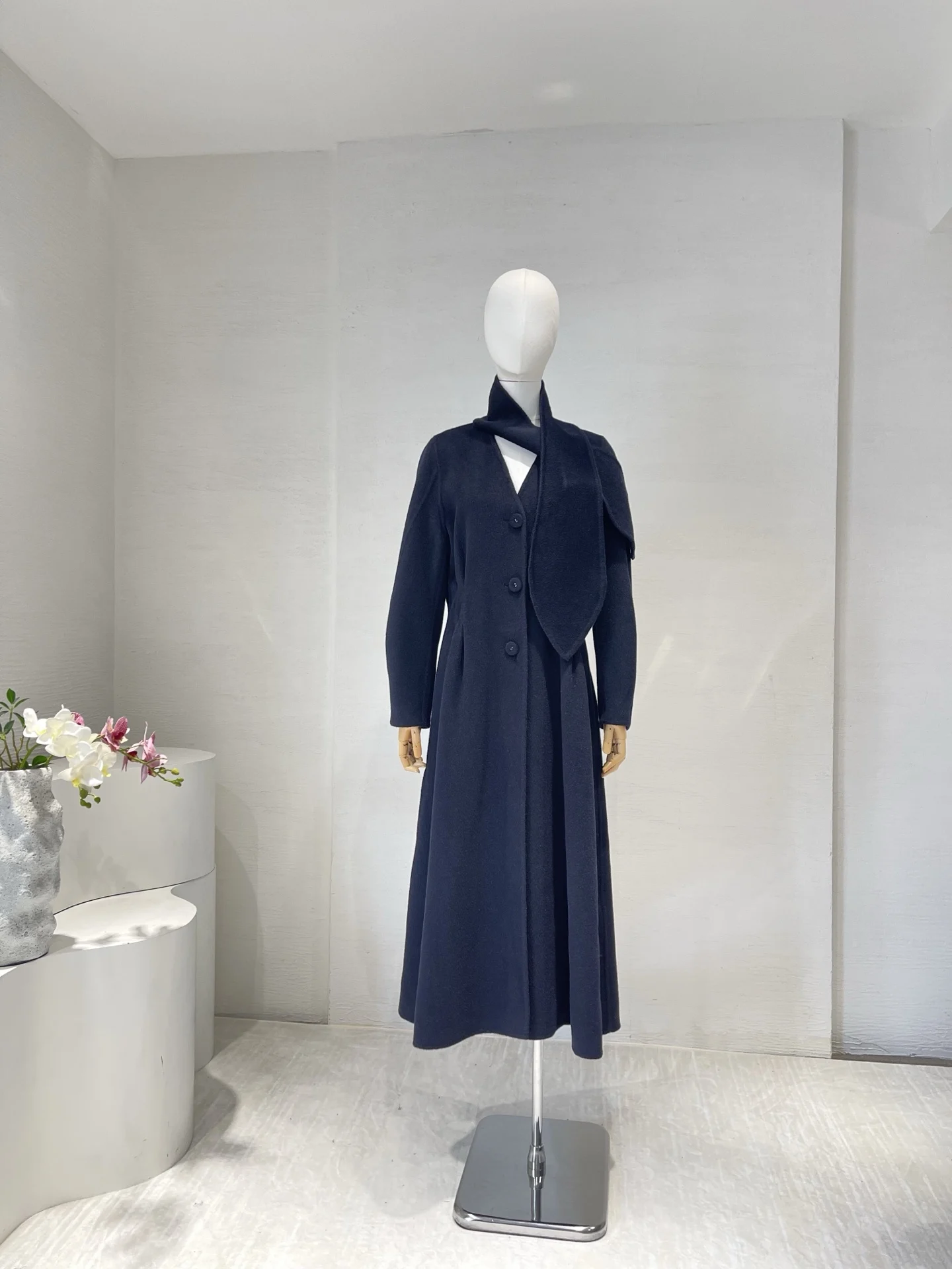 2025 Новое женское темно-синее длинное пальто с длинными рукавами и лацканами, двусторонняя шерстяная куртка
2025 Новое женское темно-синее длинное пальто с длинными рукавами и лацканами, двусторонняя шерстяная куртка