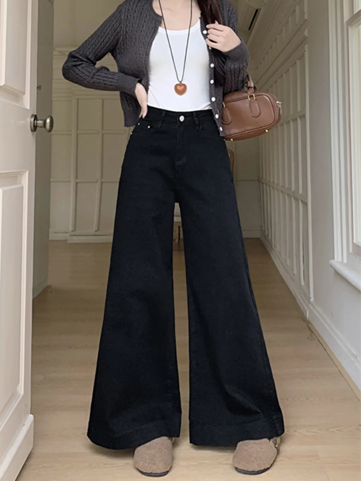 Широкие джинсы женские, потертые, изнутые, рваные, с потертым подолом, гранж, панк-рок, субкультура, детальный лоскутный стиль, потертый стиль
Широкие джинсы женские, потертые, изнутые, рваные, с потертым подолом, гранж, панк-рок, субкультура, детальный лоскутный стиль, потертый стиль