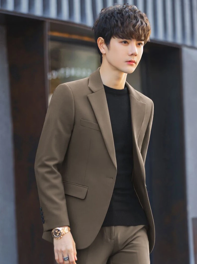 Мужской повседневный костюм Cé Brown: легкий пиджак с одной пуговицей, длинный рукав, модный молодежный тренд
Мужской повседневный костюм Cé Brown: легкий пиджак с одной пуговицей, длинный рукав, модный молодежный тренд