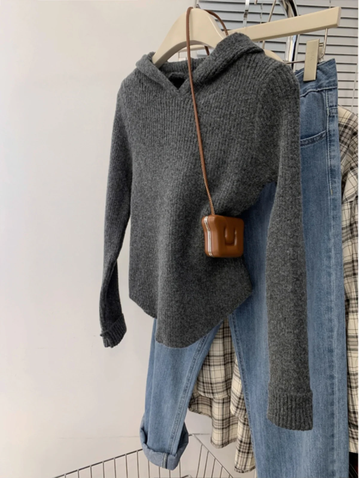 Gray Hooded Bear Velvet Sweater Women's Spring New Slim Fit Inner Knitted Shirt Cap Shirt Commute Style Regular Sleeve Long
Gray Hooded Bear Velvet Sweater Women's Spring New Slim Fit Inner Knitted Shirt Cap Shirt Commute Style Regular Sleeve Long
