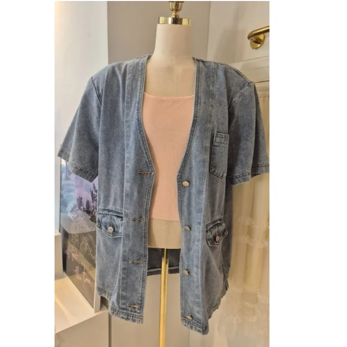 Loose Fit V-Neck Short Sleeve Denim Jacket Korean Style Casual Comfortable Women's Fashion Summer Outerwear Single Button Design
Loose Fit V-Neck Short Sleeve Denim Jacket Korean Style Casual Comfortable Women's Fashion Summer Outerwear Single Button Design