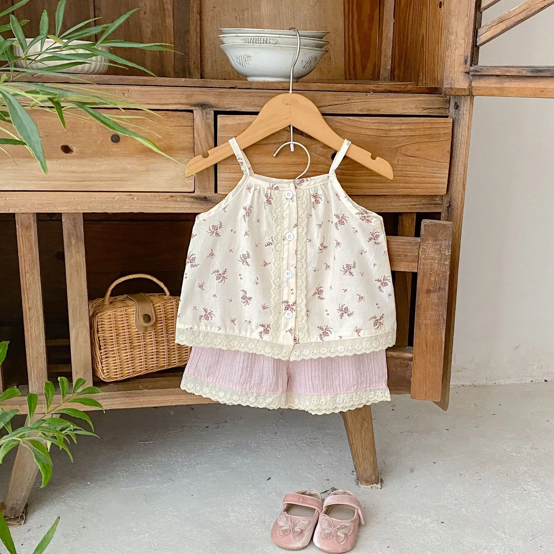 Summer new 0-3 year old baby clothing, baby girl set, exquisite floral camisole top+cute lace shorts
Summer new 0-3 year old baby clothing, baby girl set, exquisite floral camisole top+cute lace shorts