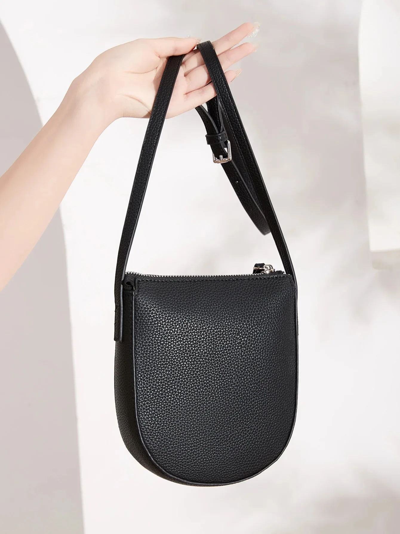 Classic minimalist solid color women's crossbody bag fashionable three-dimensional zipper single shoulder bagPUleather phone bag
Classic minimalist solid color women's crossbody bag fashionable three-dimensional zipper single shoulder bagPUleather phone bag