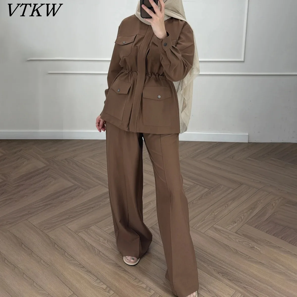 VTKW 2025 New Arrival Womens 2 Piece Set Casual Designer Tie Waist Jacket and High Waist Wide Leg Pants Vintage Spring Autumn
VTKW 2025 New Arrival Womens 2 Piece Set Casual Designer Tie Waist Jacket and High Waist Wide Leg Pants Vintage Spring Autumn