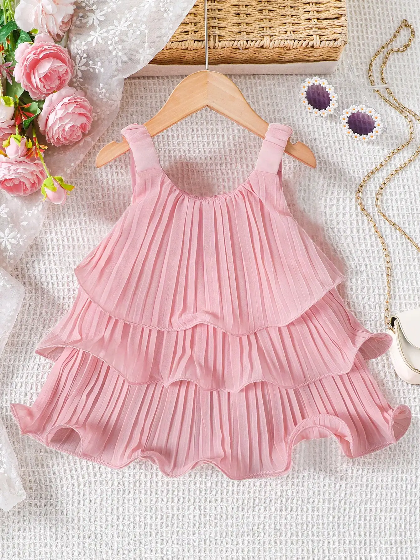 Summer baby girl sleeveless cake skirt, summer solid color suspender design with cute vacation style
Summer baby girl sleeveless cake skirt, summer solid color suspender design with cute vacation style