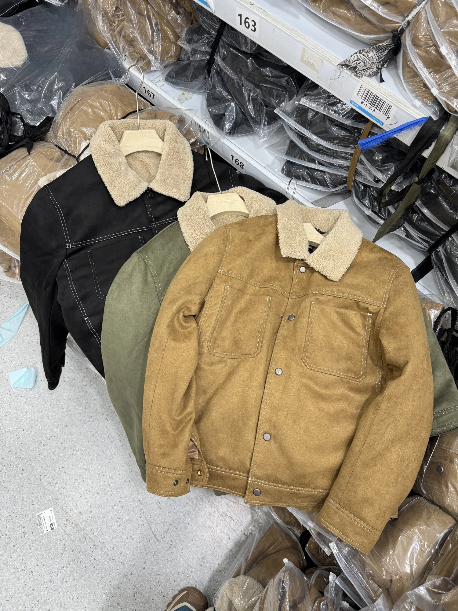 Warmth Thiened Fce Lined Suede Jaet Youth Casual Stand Fit Long Sve Button up Coat for Autumn Winter from Mengerka
Warmth Thiened Fce Lined Suede Jaet Youth Casual Stand Fit Long Sve Button up Coat for Autumn Winter from Mengerka