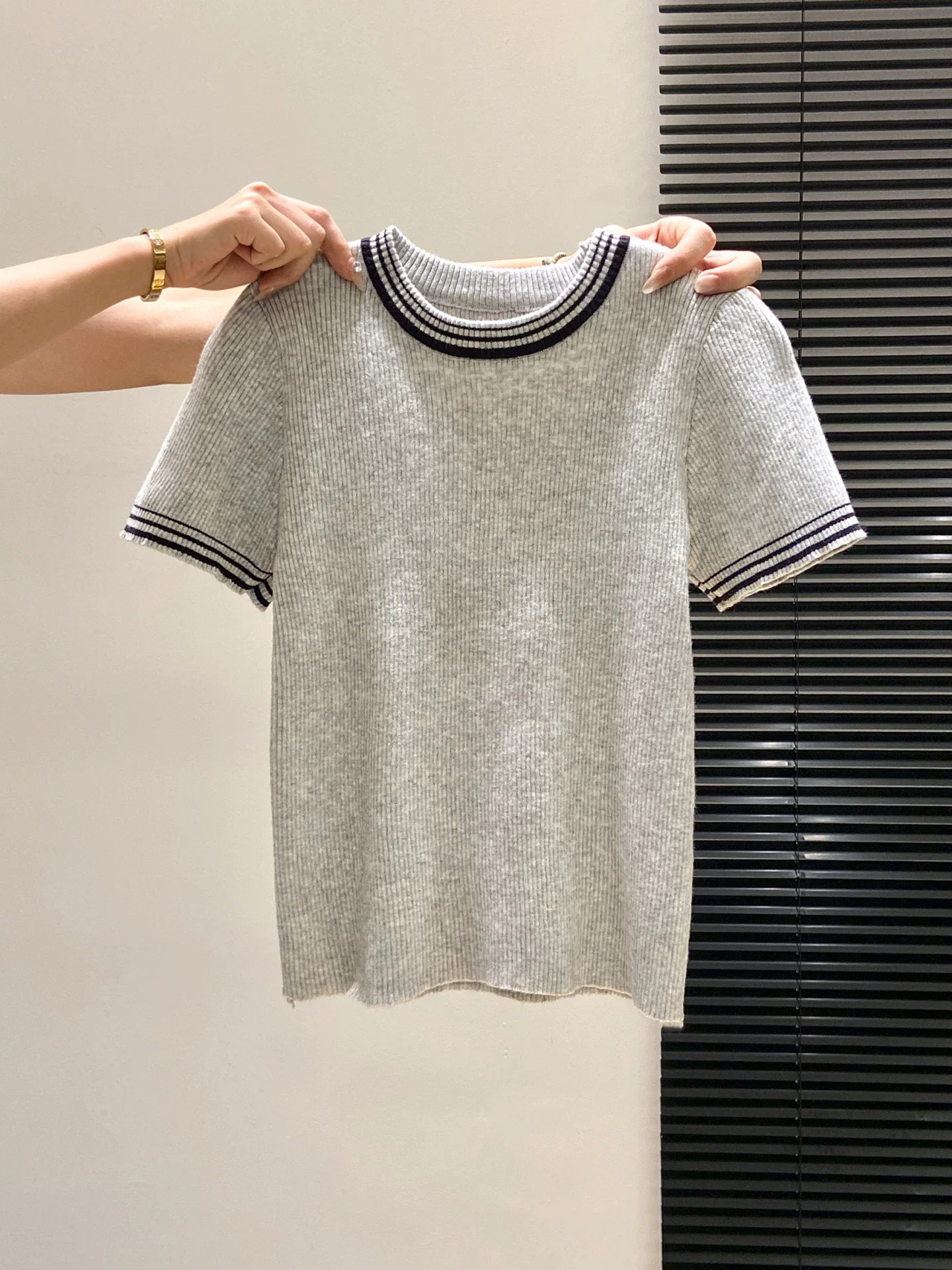 Chic Commuter Style Short Sleeve round Neck Knitwear Women's Soft Slim Fit Design Sensation Summer Top Color Block Design
Chic Commuter Style Short Sleeve round Neck Knitwear Women's Soft Slim Fit Design Sensation Summer Top Color Block Design