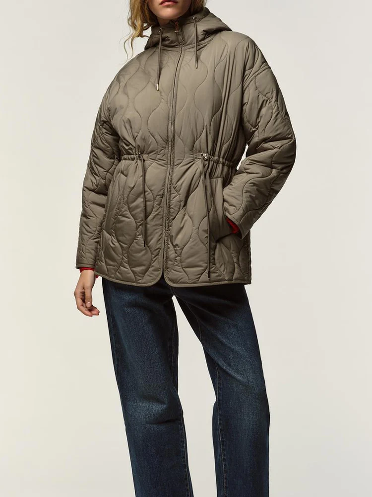 Европейский и американский стиль, осенняя новая модная тенденция, простая женская одежда, стеганая куртка с воротником-стойкой и галстуком, с капюшоном на талии
Европейский и американский стиль, осенняя новая модная тенденция, простая женская одежда, стеганая куртка с воротником-стойкой и галстуком, с капюшоном на талии