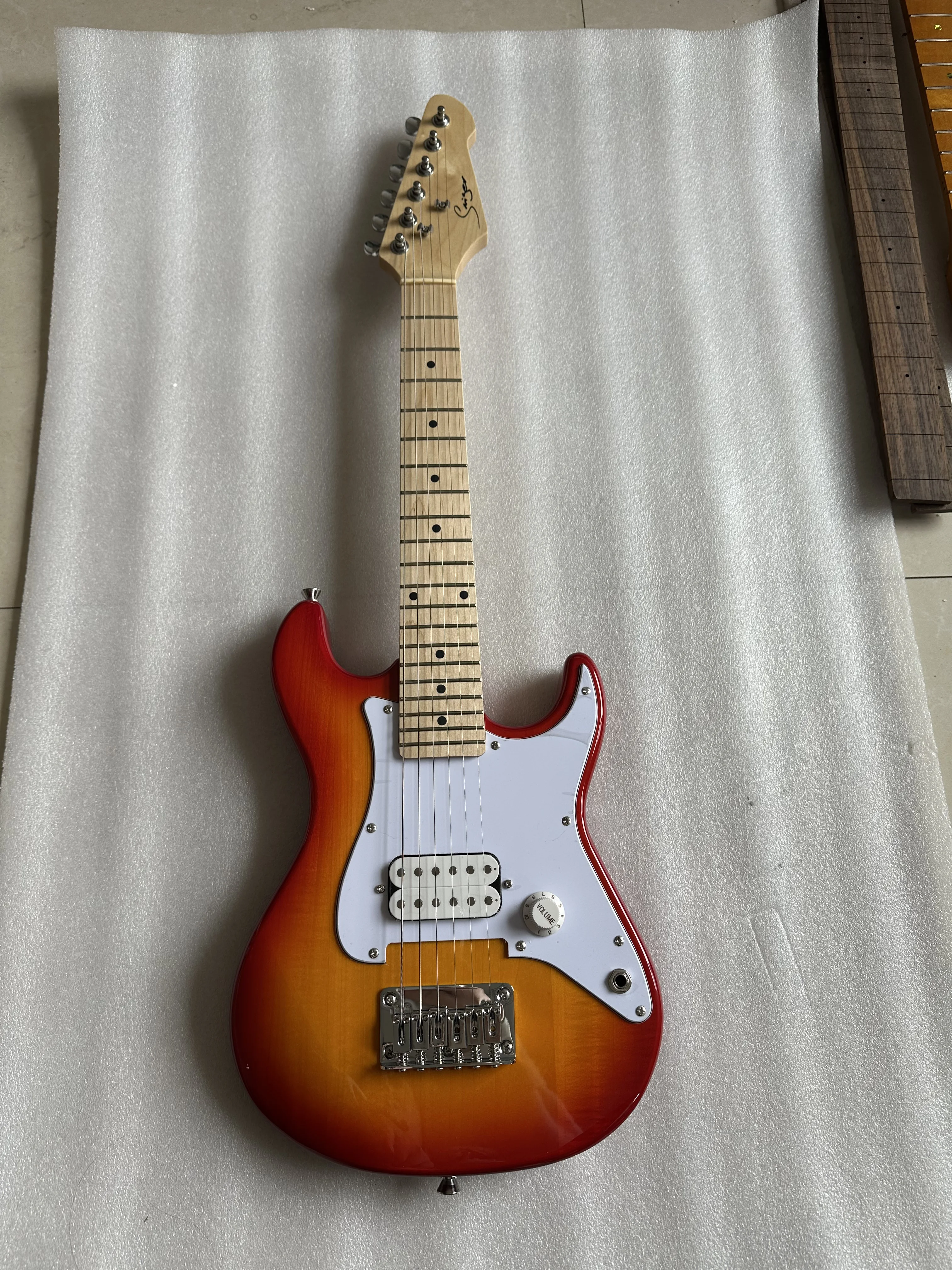 High Quyality Easy Taking Travel Guitar 6 Strings Portable Electric Guitar Mini Guitarra Beautiful Colourful for Children Guitar
High Quyality Easy Taking Travel Guitar 6 Strings Portable Electric Guitar Mini Guitarra Beautiful Colourful for Children Guitar