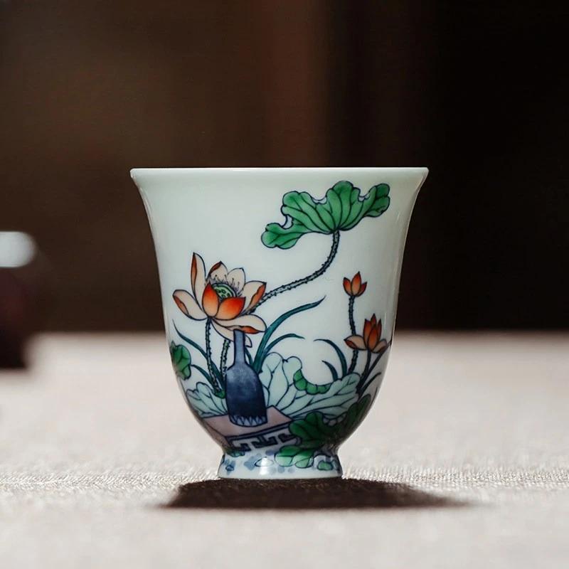 Master cup Jingdezhen, blue and white bucket color hand-painted lotus flowers, smell the fragrance and taste the tea cup
Master cup Jingdezhen, blue and white bucket color hand-painted lotus flowers, smell the fragrance and taste the tea cup