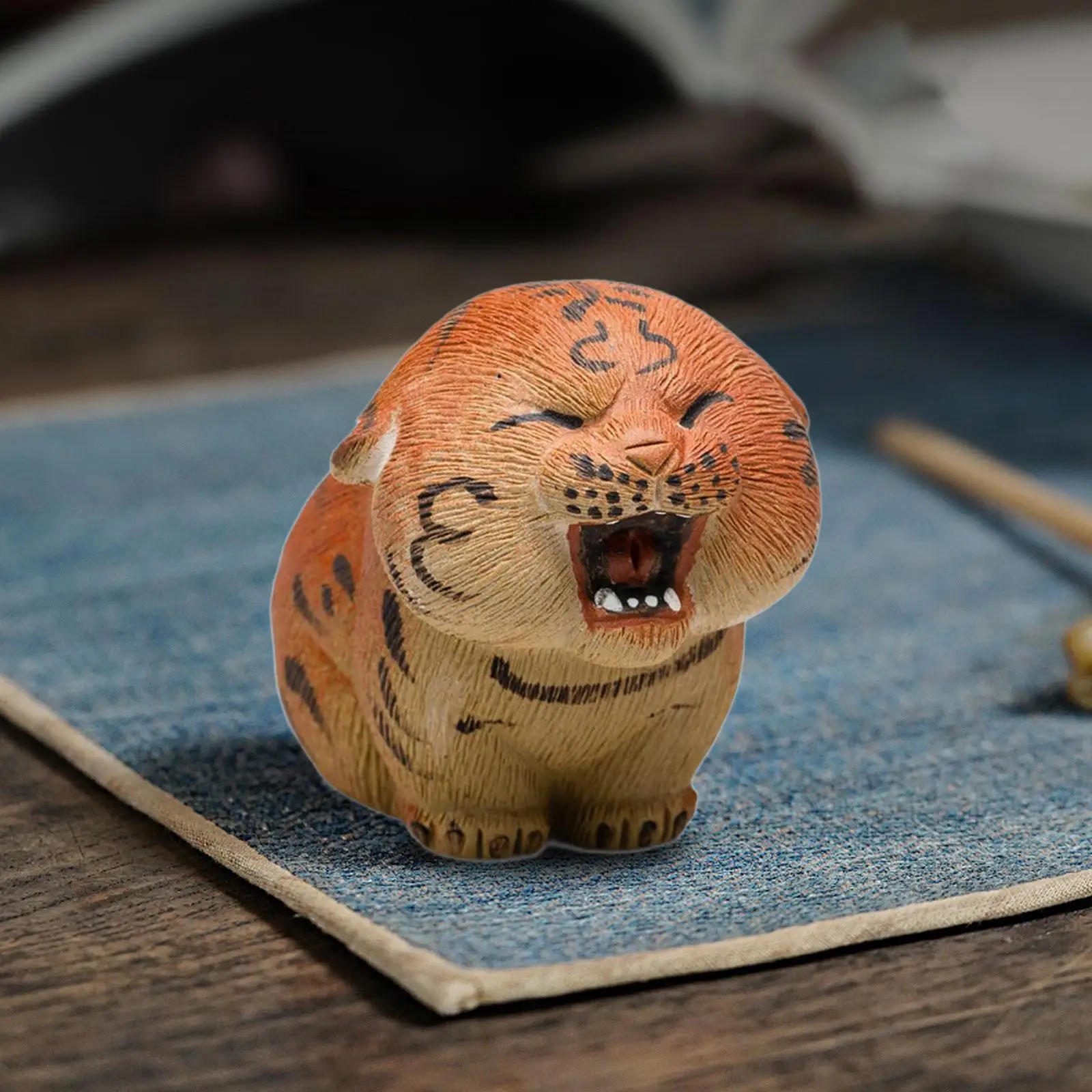 Тигровая Статуэтка маленького размера с китайскими знаками Зодиака, красивое украшение для стола с резьбой в виде животного для гостиной, домашнего согревающего обеденного стола 
Тигровая Статуэтка маленького размера с китайскими знаками Зодиака, красивое украшение для стола с резьбой в виде животного для гостиной, домашнего согревающего обеденного стола