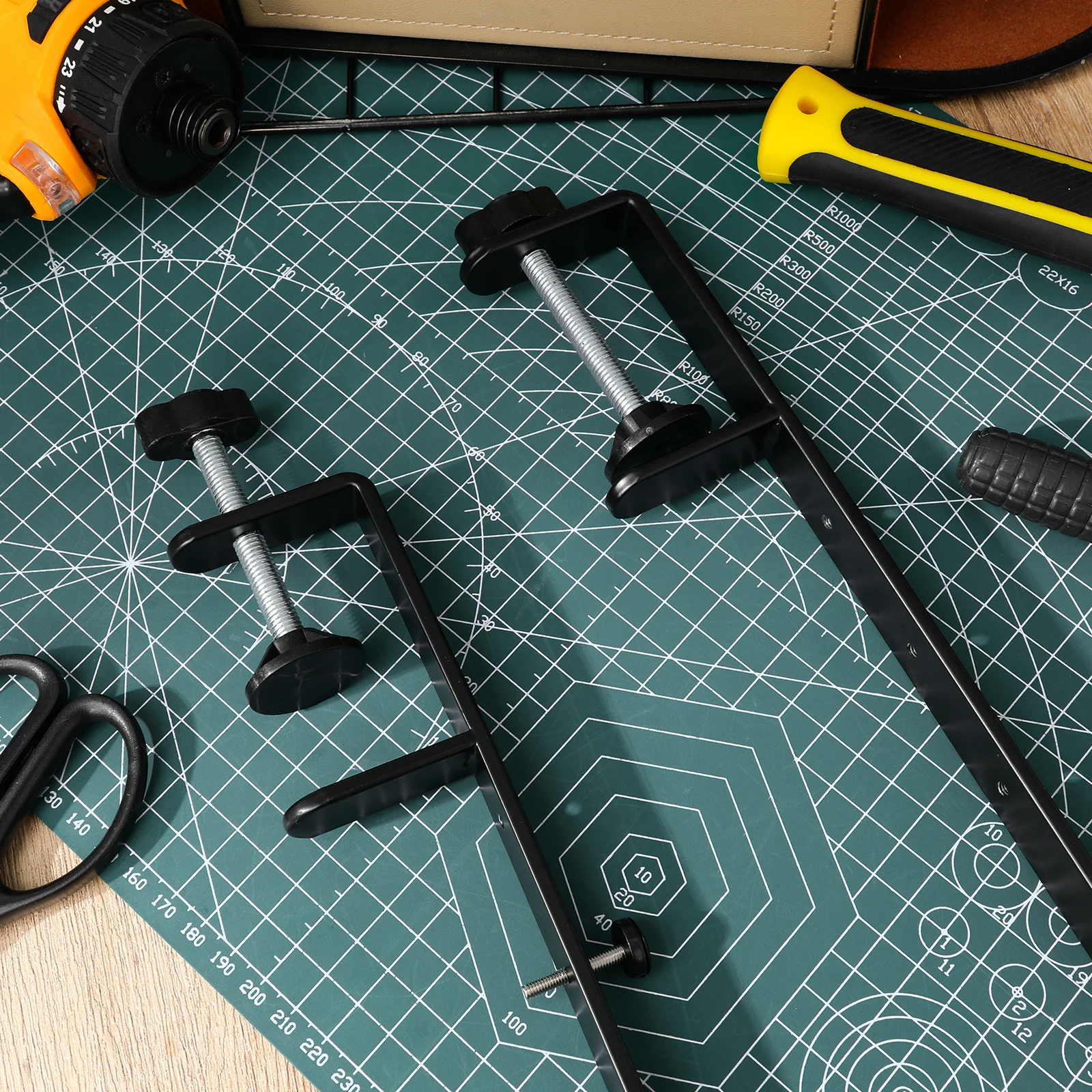 2Pcs Adjustable Over Table Rod Stand for Pegboards Black Sturdy Desktop Organizer for Home Office Workshop Tools Accessories
2Pcs Adjustable Over Table Rod Stand for Pegboards Black Sturdy Desktop Organizer for Home Office Workshop Tools Accessories