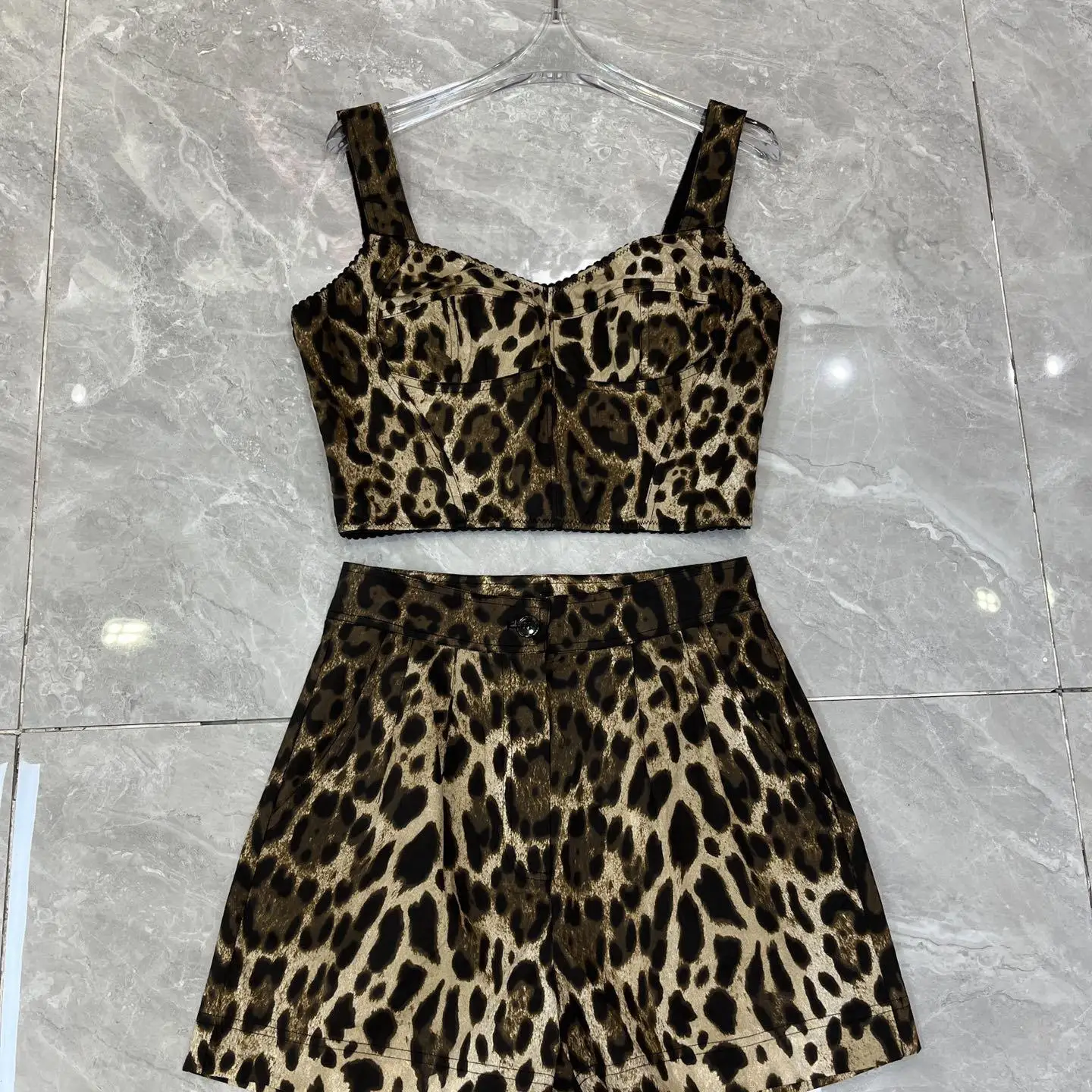 2025 High-end Nightclub Sexy Leopard Print Texture Women's Suspenders Shorts Women's Suit
2025 High-end Nightclub Sexy Leopard Print Texture Women's Suspenders Shorts Women's Suit