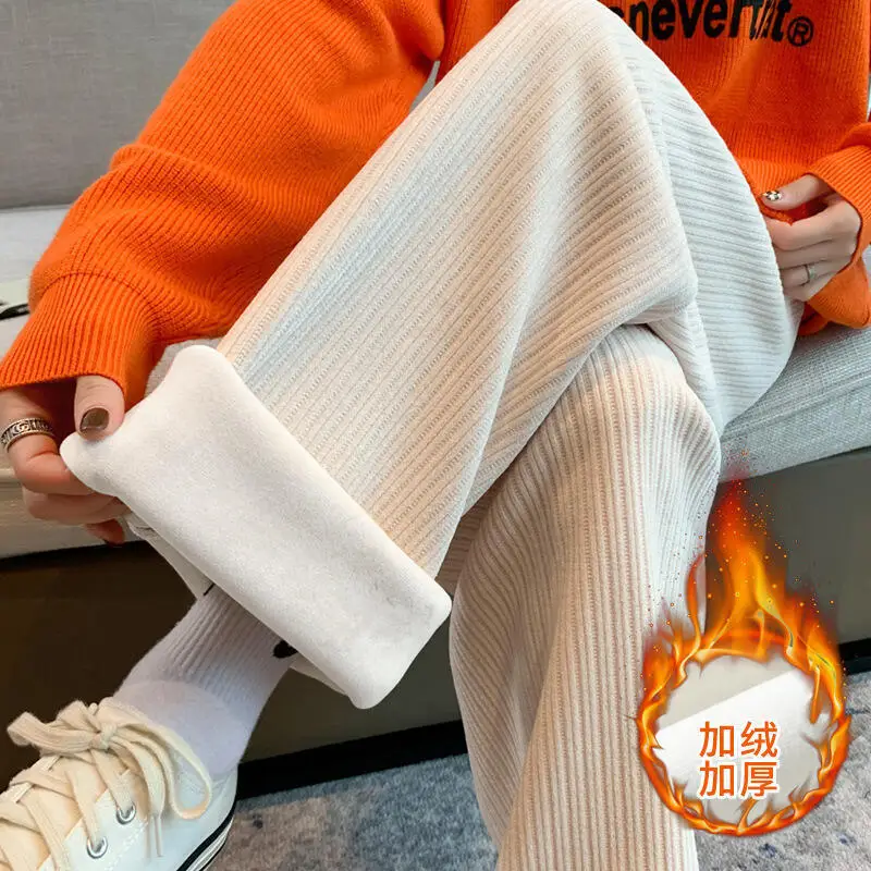 Осенне-зимние широкие брюки на флисовой подкладке для девочек, утепленные прямые брюки, новые свободные широкие брюки, драпированные повседневные брюки с высокой талией
Осенне-зимние широкие брюки на флисовой подкладке для девочек, утепленные прямые брюки, новые свободные широкие брюки, драпированные повседневные брюки с высокой талией