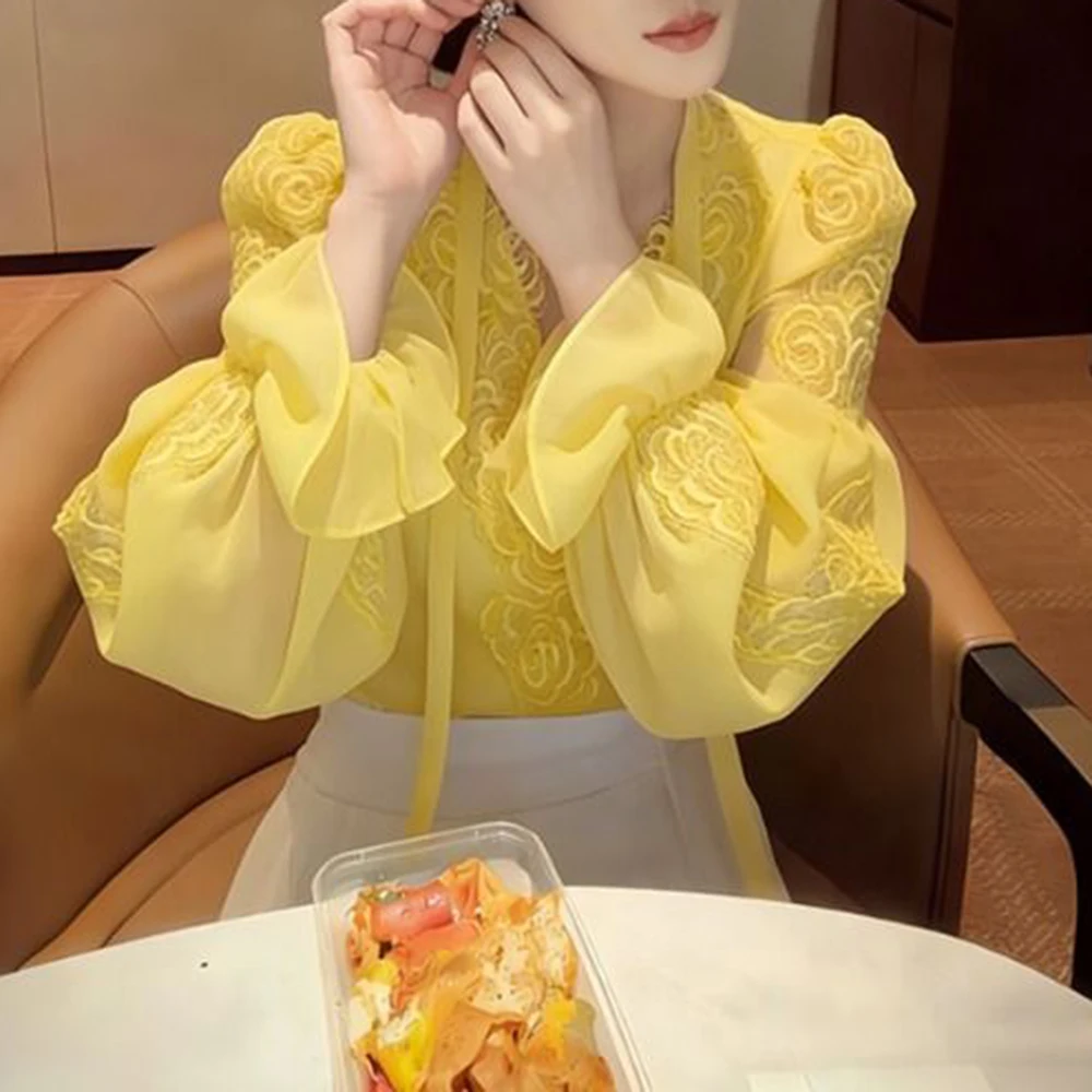 Yellow chiffon shirt women's high-end sense age-reducing foreign style design sense niche French temperament ruffle edge top
Yellow chiffon shirt women's high-end sense age-reducing foreign style design sense niche French temperament ruffle edge top