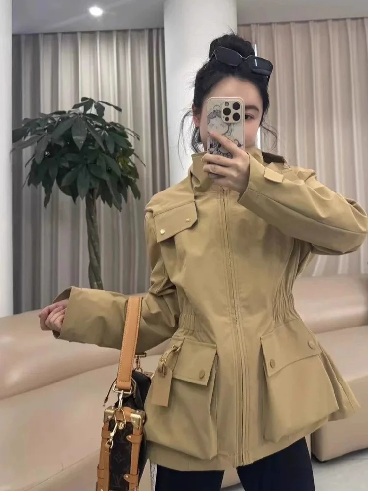 Retro Khaki Color Women's Jacket Waist-Cinching Design Autumn Winter Windbreaker Coat Sweet Style Regular Sleeve Long Zipper
Retro Khaki Color Women's Jacket Waist-Cinching Design Autumn Winter Windbreaker Coat Sweet Style Regular Sleeve Long Zipper