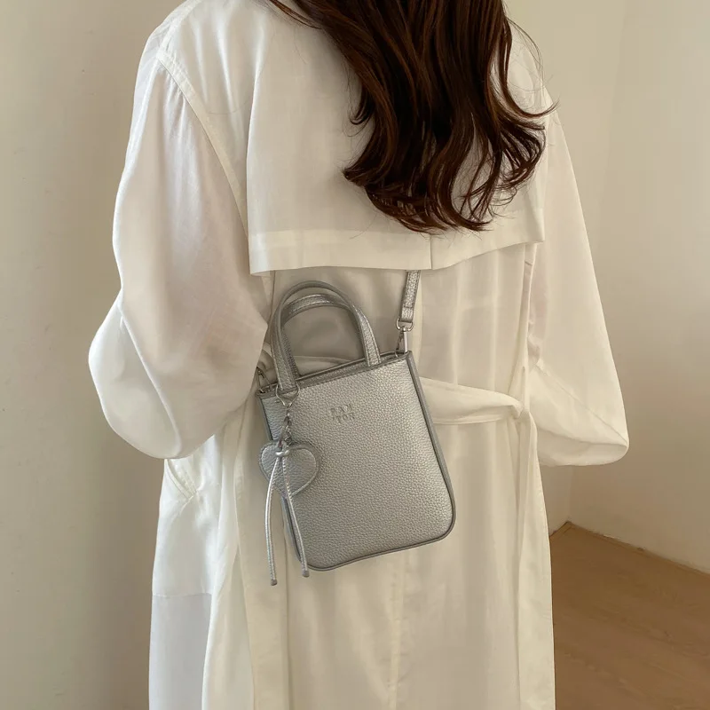 Crossbody 2026 new simple and versatile niche design handbag Korean version mobile phone small bag
Crossbody 2026 new simple and versatile niche design handbag Korean version mobile phone small bag