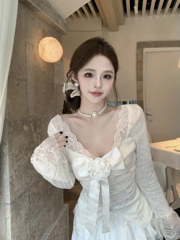 Elegant Lace Trim V-Neck Long Sleeve Shirt Women's Autumn Winter Knot Top Fashionable Ladylike Feel High End Sense
Elegant Lace Trim V-Neck Long Sleeve Shirt Women's Autumn Winter Knot Top Fashionable Ladylike Feel High End Sense