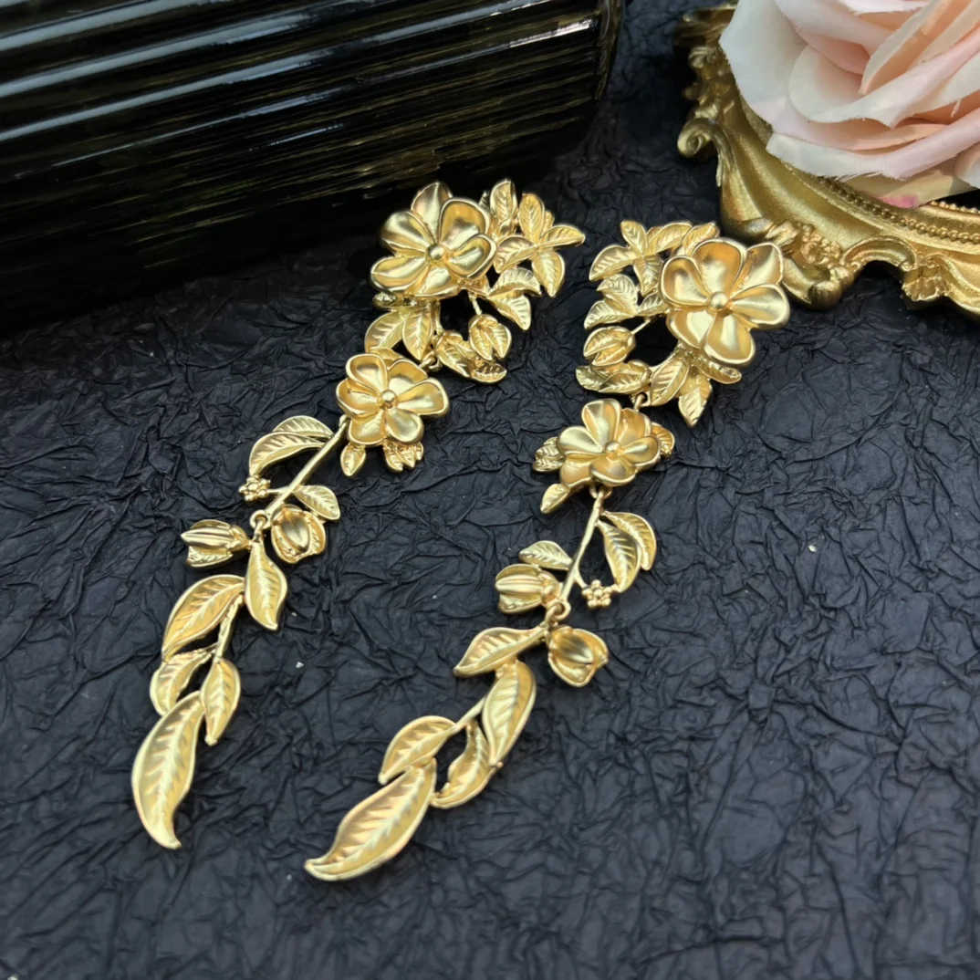 Medieval vintage fashion flower vines modelling big expensive gas sweep shoulder stud earrings
Medieval vintage fashion flower vines modelling big expensive gas sweep shoulder stud earrings