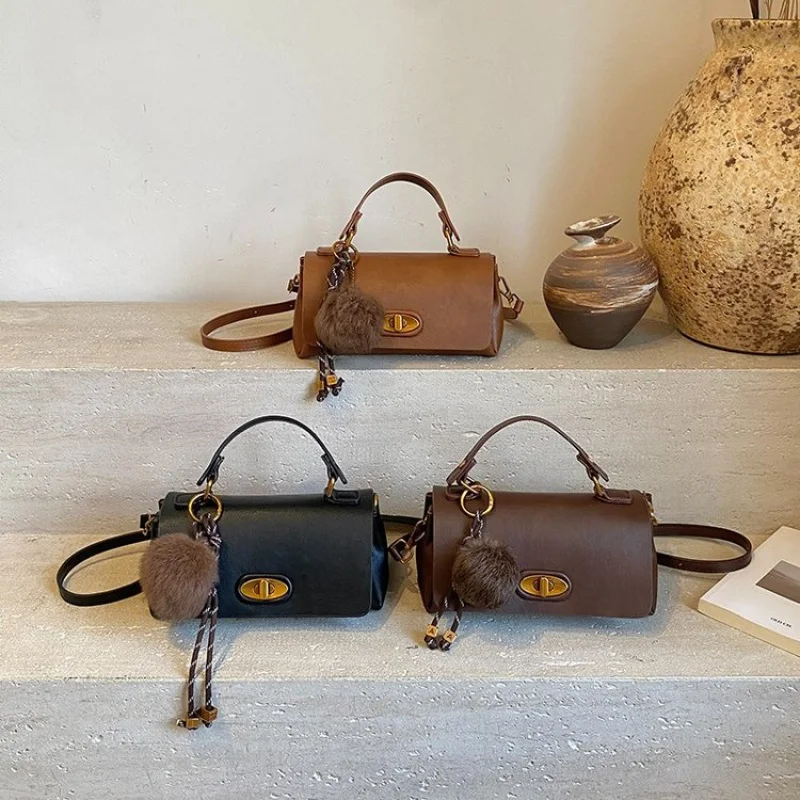 Женская большая сумка из тонкой кожи с модным пригородным дизайном и повседневным парижским образцом
Женская большая сумка из тонкой кожи с модным пригородным дизайном и повседневным парижским образцом 