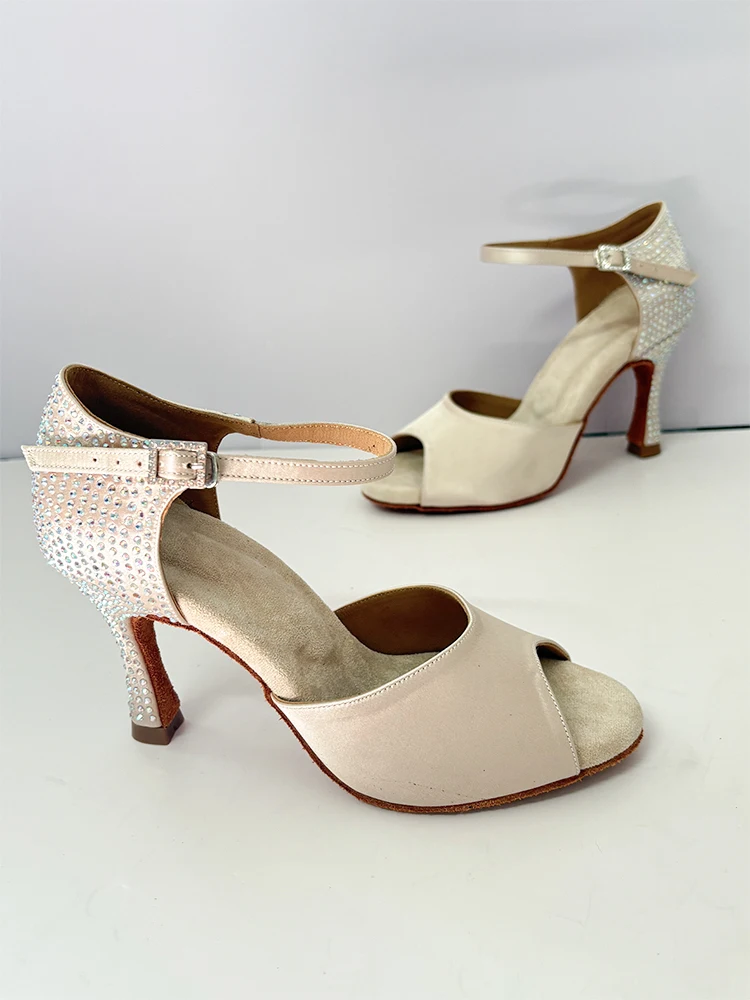 Обувь для латинских бальных танцев бежевого цвета со стразами, замшевая подошва для бальных танцев, латинская сальса, 7,5 см, 9 см, женская танцевальная обувь по индивидуальному заказу
Обувь для латинских бальных танцев бежевого цвета со стразами, замшевая подошва для бальных танцев, латинская сальса, 7,5 см, 9 см, женская танцевальная обувь по индивидуальному заказу