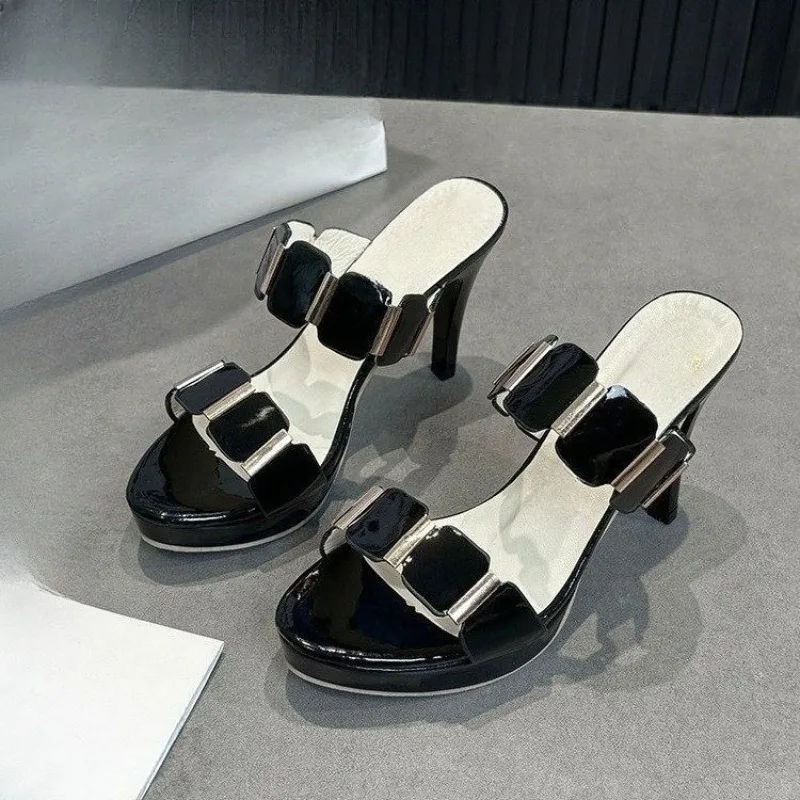 Женские босоножки и тапочки на высоком каблуке летом, новые нескользящие шлепанцы на платформе с круглым носком и тонким каблуком с цветными блоками
Женские босоножки и тапочки на высоком каблуке летом, новые нескользящие шлепанцы на платформе с круглым носком и тонким каблуком с цветными блоками