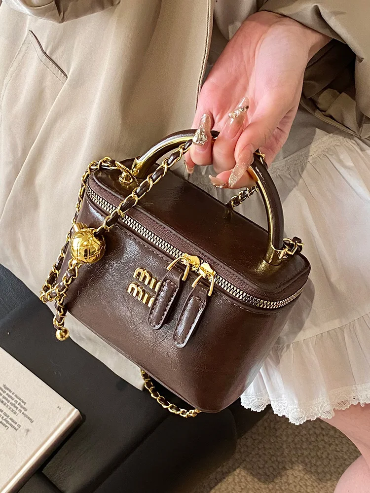 Luxury designers this year's popular bags women's 2025 new messenger bucket bag high-end fashion shoulder bag hand chain bag
Luxury designers this year's popular bags women's 2025 new messenger bucket bag high-end fashion shoulder bag hand chain bag