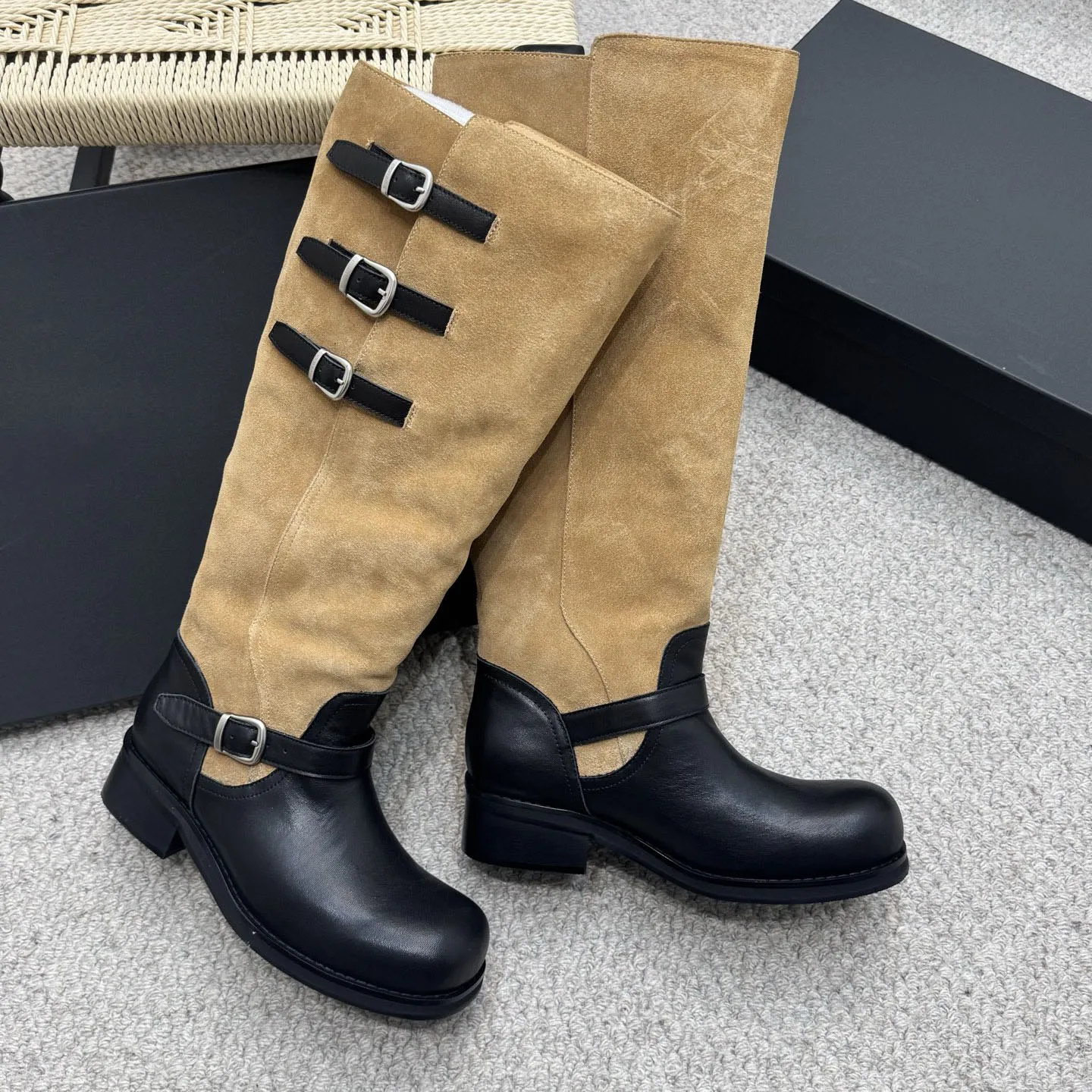 Новые рыцарские сапоги на осень и зиму 2025 изготовлены из коровьей замши на подкладке из овчины, размеры 35-40.
Новые рыцарские сапоги на осень и зиму 2025 изготовлены из коровьей замши на подкладке из овчины, размеры 35-40.