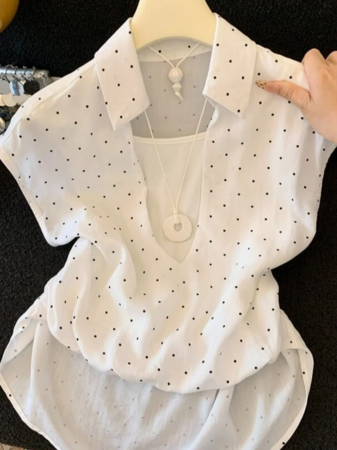 Slimming Polka Dot V-Neck Short Sleeve Shirt Women's Commute Style Design Sense Pleated Korean Version Waist-Cinching Top
Slimming Polka Dot V-Neck Short Sleeve Shirt Women's Commute Style Design Sense Pleated Korean Version Waist-Cinching Top