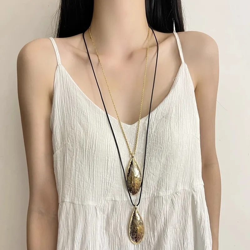 Metal Textured Leaf Pendant Necklace Layered Black Cord Chain Teardrop Pendant Boho Jewelry For Women Minimalist Long Accessory
Metal Textured Leaf Pendant Necklace Layered Black Cord Chain Teardrop Pendant Boho Jewelry For Women Minimalist Long Accessory