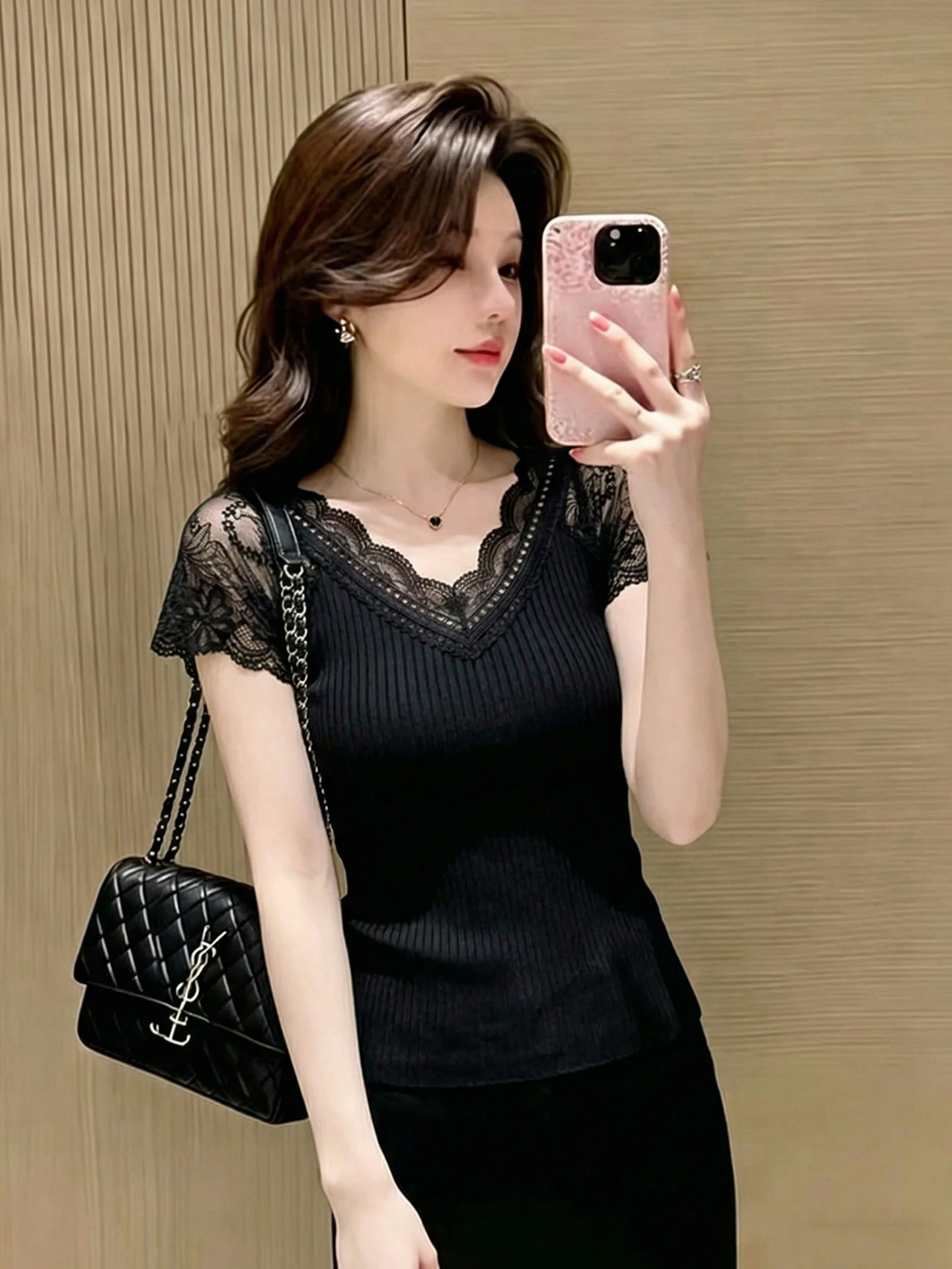 Elegant Lace Splice V-Neck Short Sleeve Knitwear Fashion Commute Style Summer 2026 Chic Top Korean Version Straight Cut
Elegant Lace Splice V-Neck Short Sleeve Knitwear Fashion Commute Style Summer 2026 Chic Top Korean Version Straight Cut