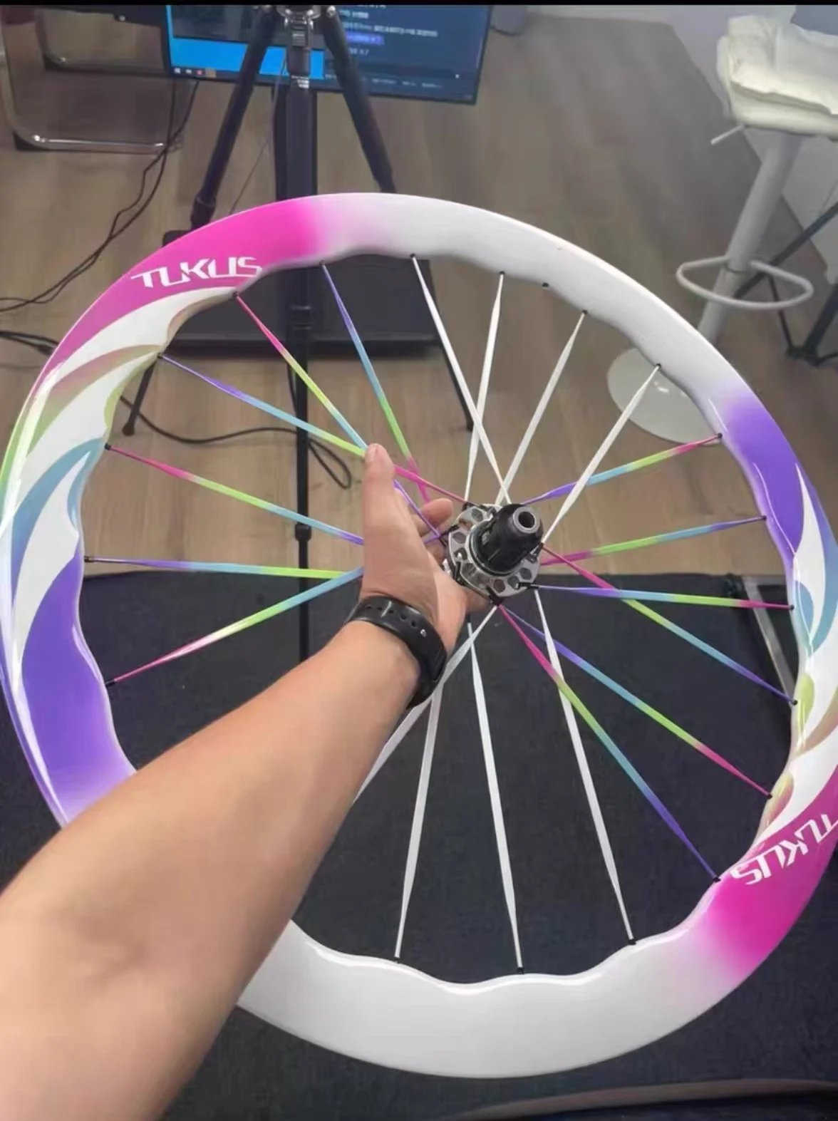 TUKUS new Rainbow Niki Doughnut series carbon fiber wheelset 700C ultra-light wide rainbow bar disc brakes
TUKUS new Rainbow Niki Doughnut series carbon fiber wheelset 700C ultra-light wide rainbow bar disc brakes