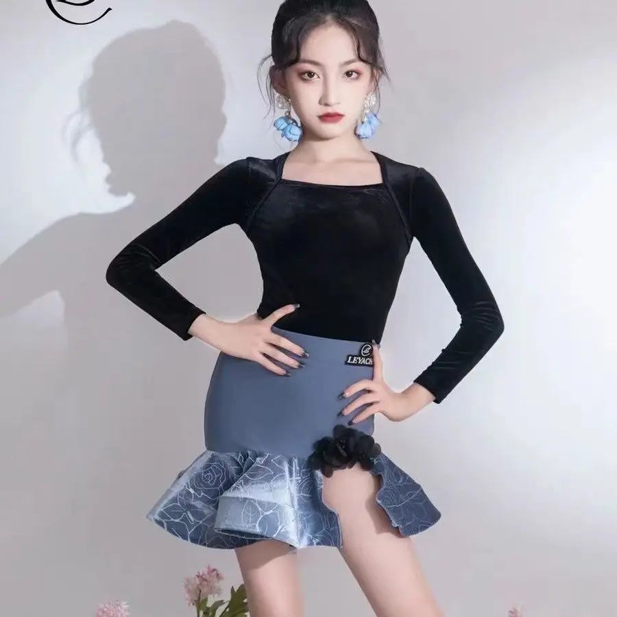 Платье для латинских танцев по индивидуальному заказу, однотонный тренировочный наряд для девочек, французский танцевальный костюм с квадратным воротником, топ с длинными рукавами
Платье для латинских танцев по индивидуальному заказу, однотонный тренировочный наряд для девочек, французский танцевальный костюм с квадратным воротником, топ с длинными рукавами