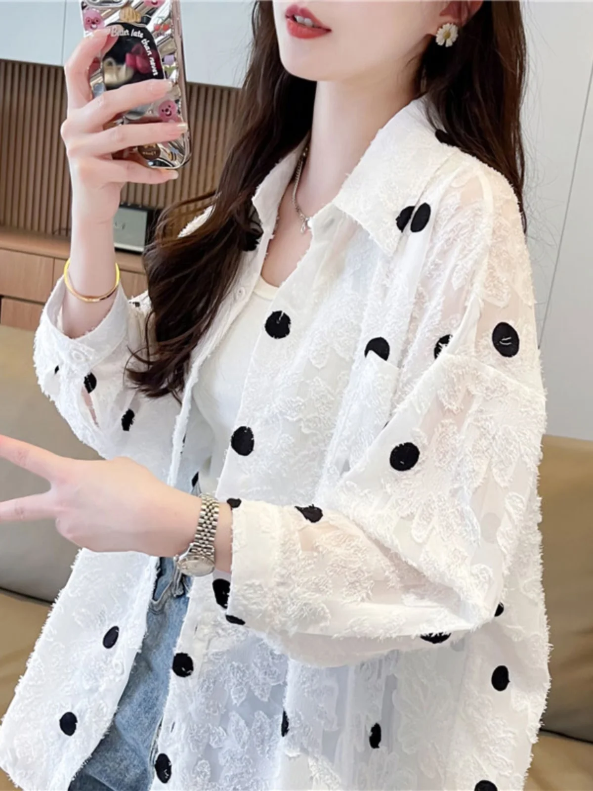 Ice Silk Thin Women's Shirt Sun Protection Outerwear Loose Long Cardigan Breathable Lightweight Summer Fashion Outerwear
Ice Silk Thin Women's Shirt Sun Protection Outerwear Loose Long Cardigan Breathable Lightweight Summer Fashion Outerwear
