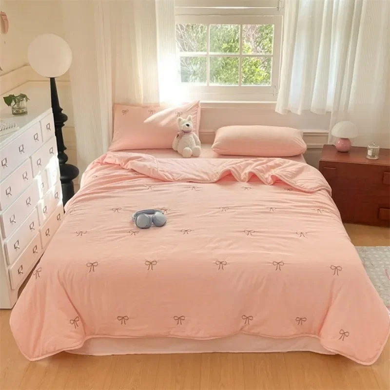 Summer washed cotton embroidery summer cool quilt small fresh pink summer quilt dormitory single thin quilt machine washable
Summer washed cotton embroidery summer cool quilt small fresh pink summer quilt dormitory single thin quilt machine washable