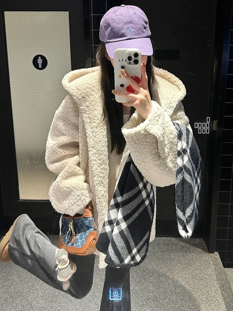 Новая корейская женская удлиненная куртка из утолщенного экологичного меха ягненка, повседневное свободное пальто с длинными рукавами, модель 2025 года
Новая корейская женская удлиненная куртка из утолщенного экологичного меха ягненка, повседневное свободное пальто с длинными рукавами, модель 2025 года