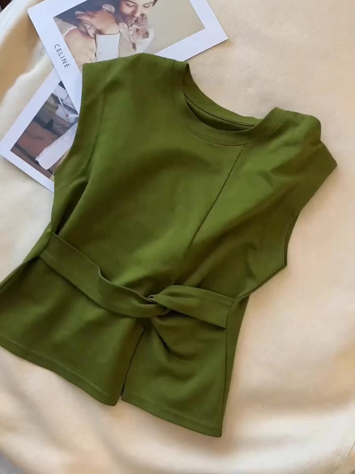 Retro Green round Neck Short Shirt Women's Summer Design Knot Waist Split Fashionable Korean Style Slim Fit No Sleeve Shirt
Retro Green round Neck Short Shirt Women's Summer Design Knot Waist Split Fashionable Korean Style Slim Fit No Sleeve Shirt