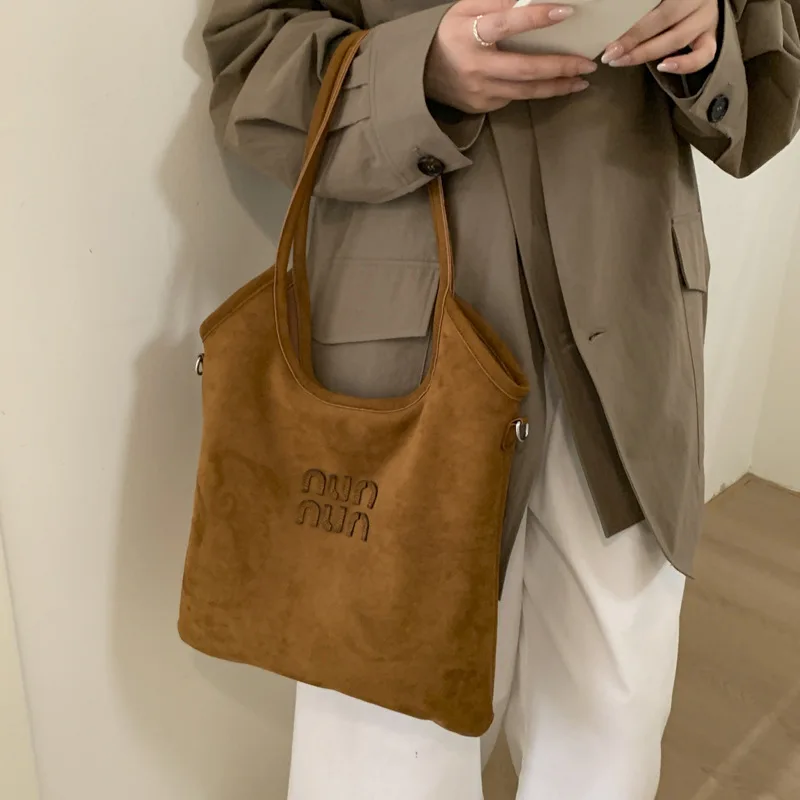2025 Vintage Spacious Tote Bag, Fashion Shoulder Purse for Women, Chic Underarm Crossbody, Minimalist Day-to-Night Bag
2025 Vintage Spacious Tote Bag, Fashion Shoulder Purse for Women, Chic Underarm Crossbody, Minimalist Day-to-Night Bag