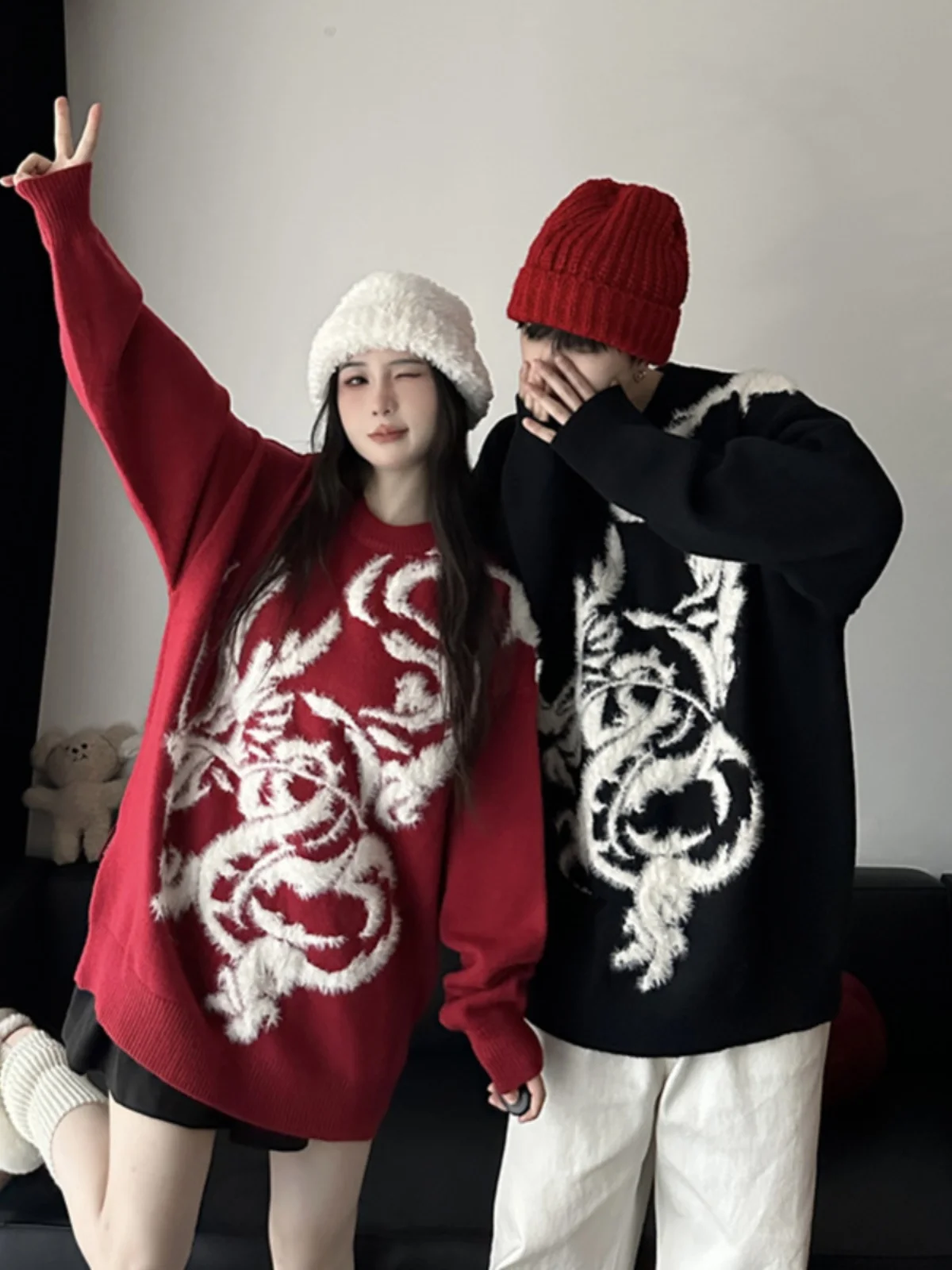 Красный свободный свитер для мужчин и женщин Dragon Year Пара модных осенне-зимних высококачественных длинных светящихся круглых штанов Ne Kn...
Красный свободный свитер для мужчин и женщин Dragon Year Пара модных осенне-зимних высококачественных длинных светящихся круглых штанов Ne Kn...