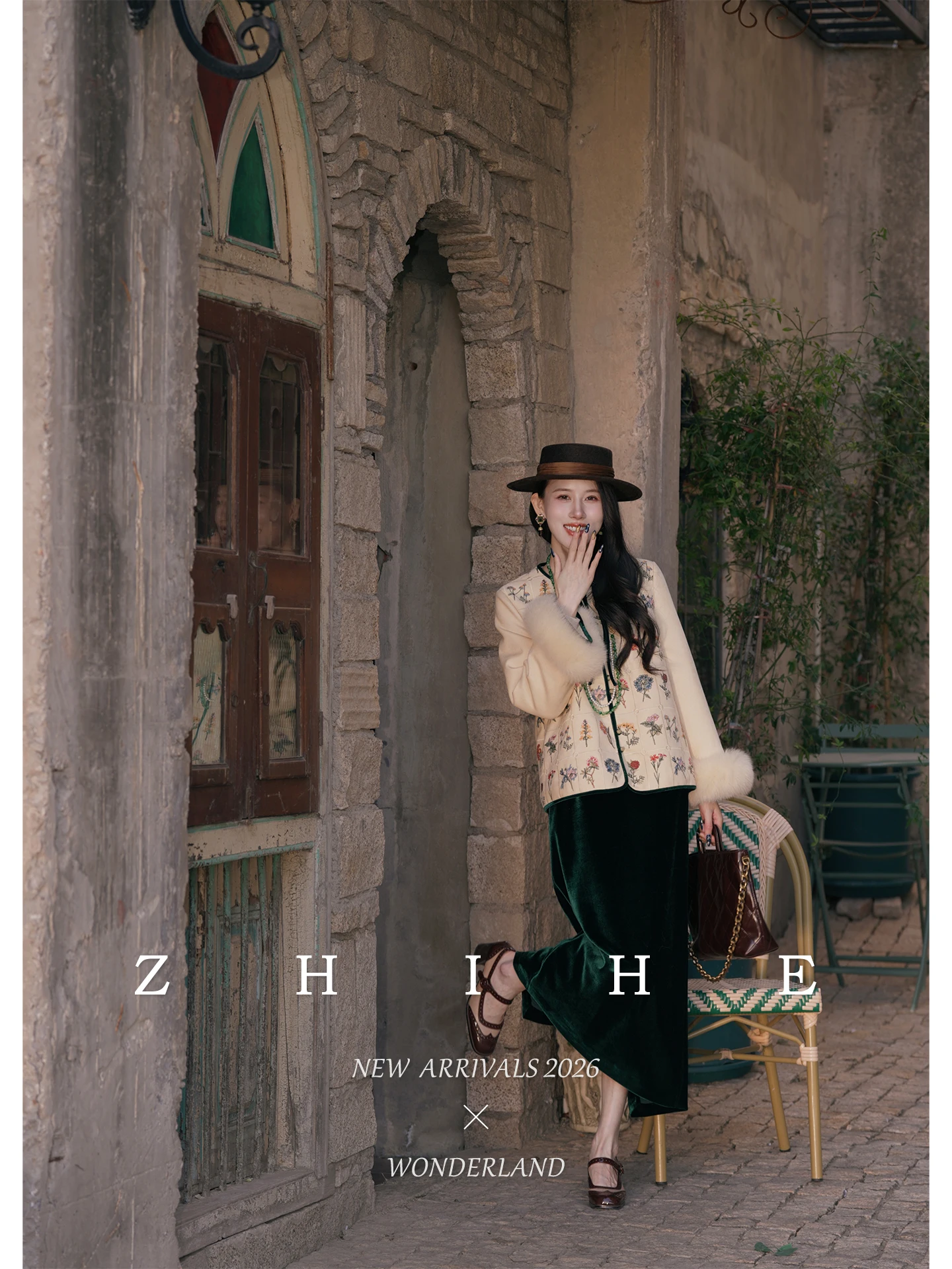 Новый китайский пуховик с вышивкой и меховым воротником, бархатная юбка, комплект из двух предметов от Wu Yan He: теплый, с круглым вырезом, длинными рукавами.
Новый китайский пуховик с вышивкой и меховым воротником, бархатная юбка, комплект из двух предметов от Wu Yan He: теплый, с круглым вырезом, длинными рукавами.