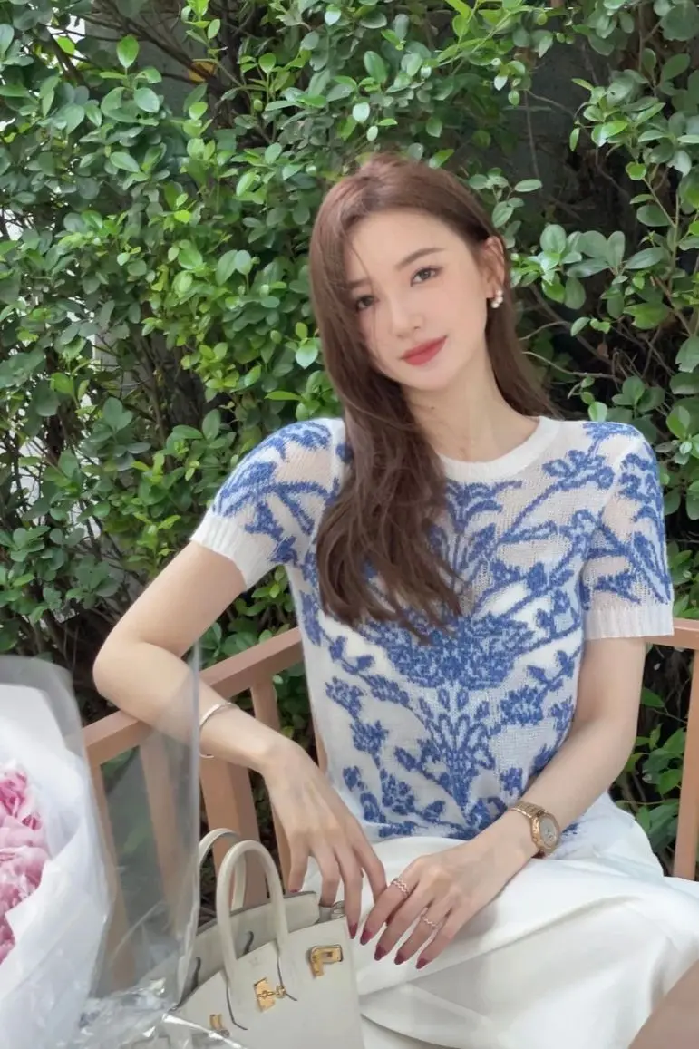 2025 Summer Women's French Chic Jacquard Knit T-Shirt Short Sleeve Floral Embroidery Slim Fit Elegant Lightweight Casual Blouse
2025 Summer Women's French Chic Jacquard Knit T-Shirt Short Sleeve Floral Embroidery Slim Fit Elegant Lightweight Casual Blouse
