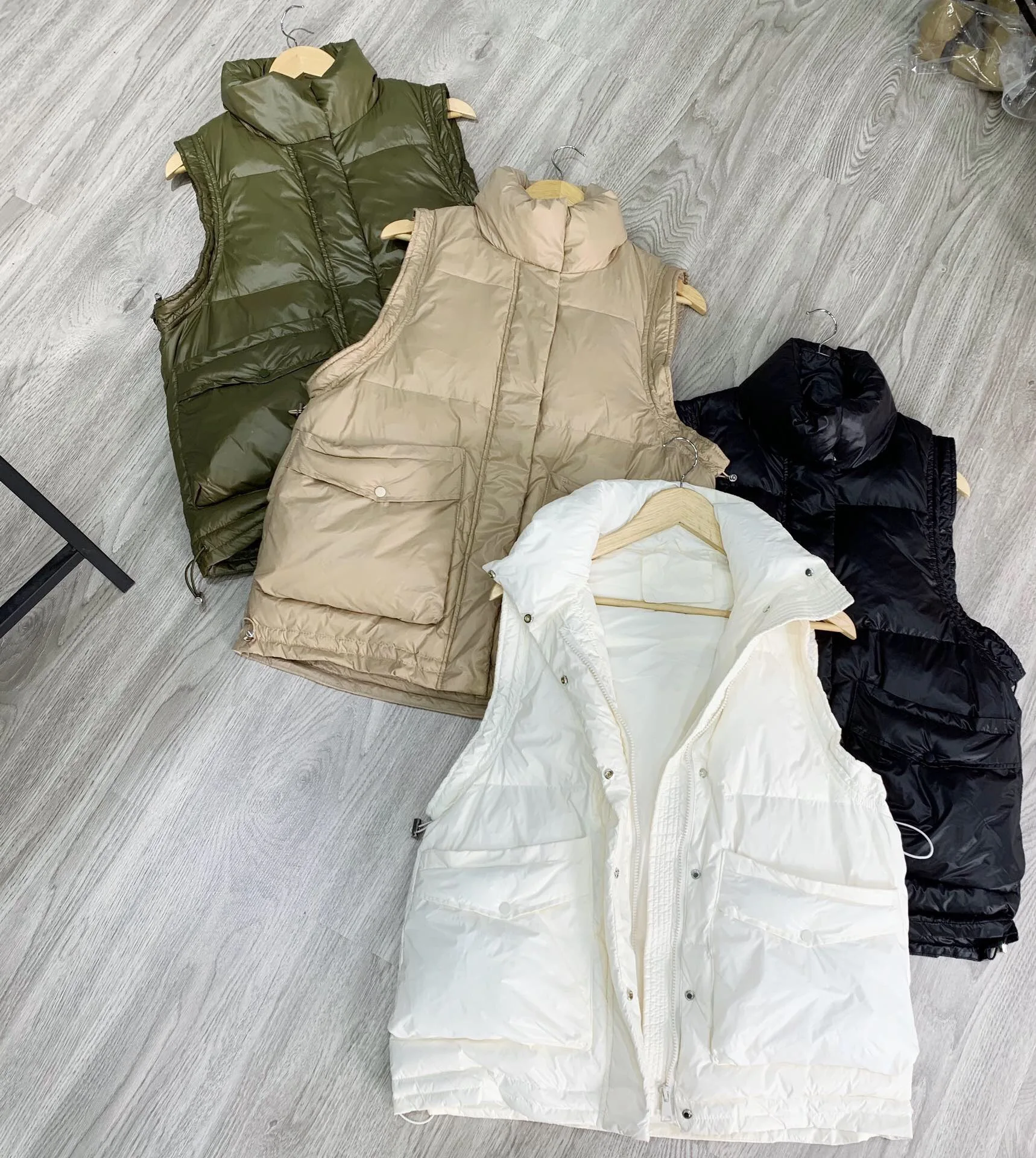 Women Ultra Light White Duck Down Vest Stand Collar Sleeveless Drawstring Down Waistcoat Lady Short Spring Autumn Puffer Jacket
Women Ultra Light White Duck Down Vest Stand Collar Sleeveless Drawstring Down Waistcoat Lady Short Spring Autumn Puffer Jacket