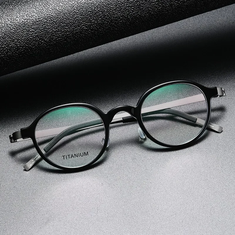 New High-quality Classic Fashion 1011 Glasses Frame Pure Titanium Glasses Screw-free Design Can Be Equipped with Myopia Optics.
New High-quality Classic Fashion 1011 Glasses Frame Pure Titanium Glasses Screw-free Design Can Be Equipped with Myopia Optics.